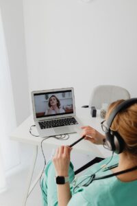 学生が医療脱毛を予約するのに混む時期はいつ？